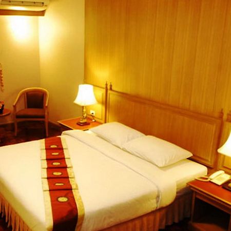 Silom Village Inn Bangkok Ngoại thất bức ảnh