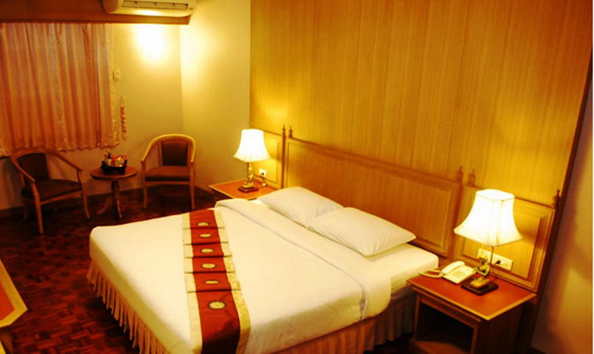 Silom Village Inn Bangkok Ngoại thất bức ảnh