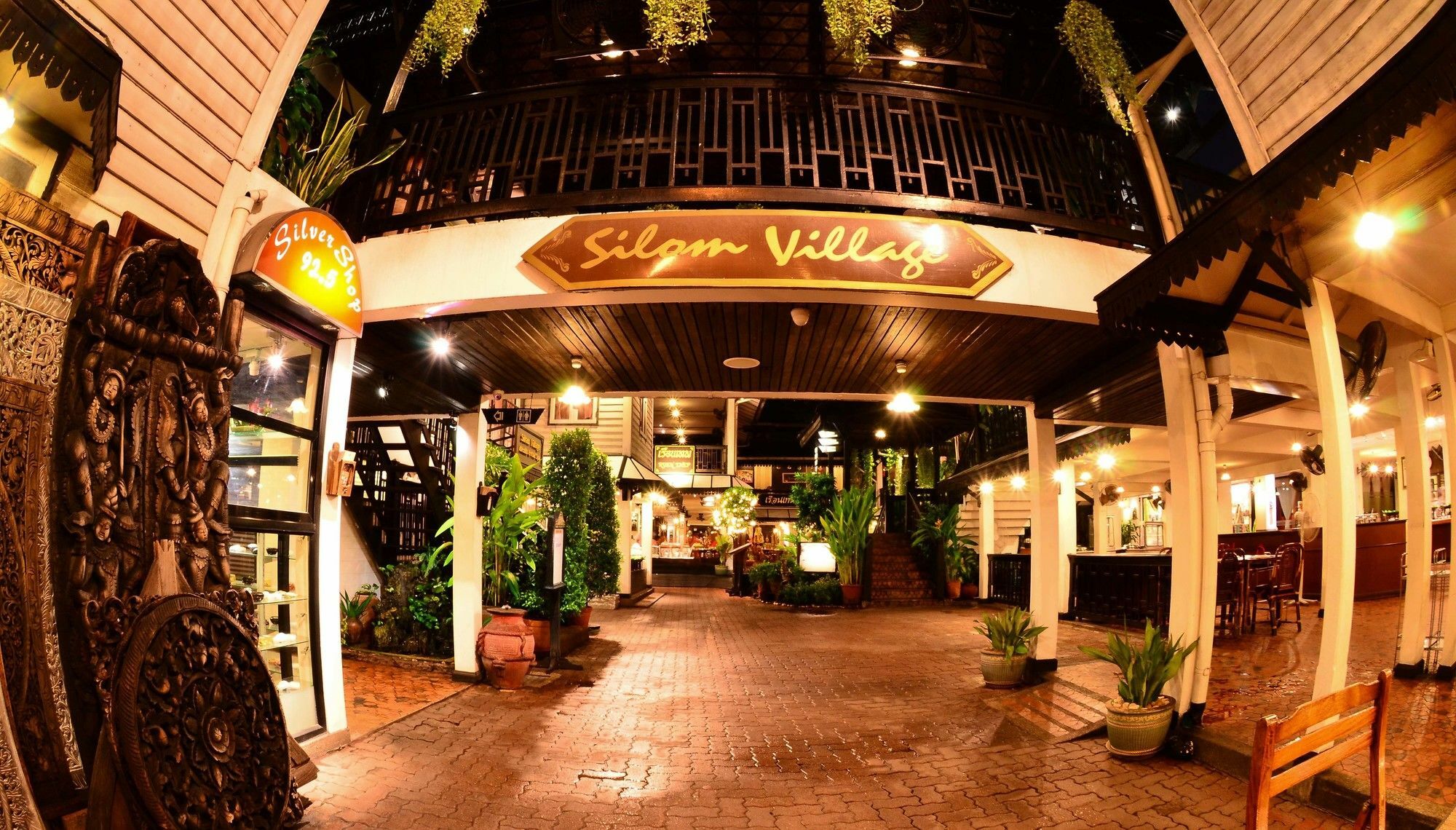 Silom Village Inn Bangkok Ngoại thất bức ảnh